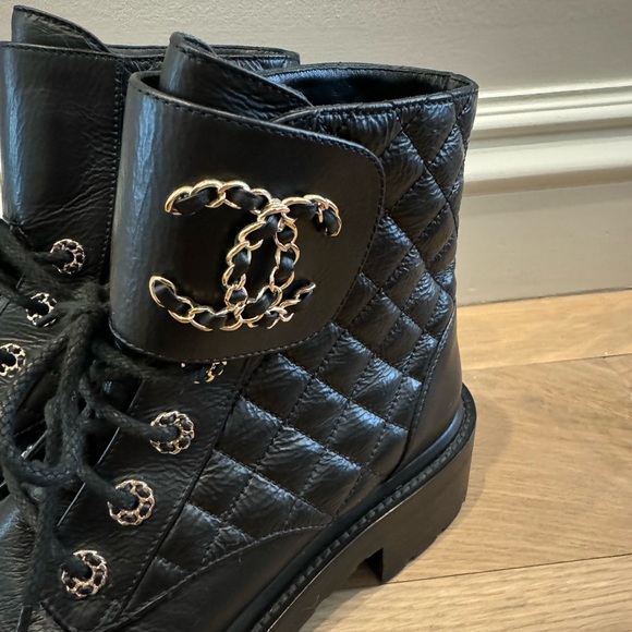 Chanel Shiny Lambskin Chain Detail Quilted Combat Boots 39.5 Excellent Condition - Picture 5 of 10